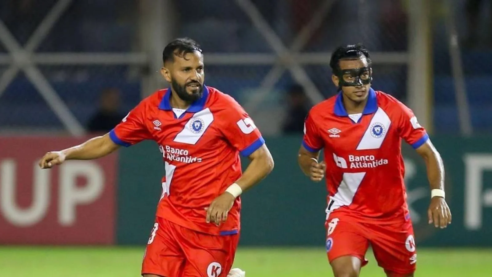 El León recetó una goleada 0-3 contra el Firpo salvadoreño en el Cuscatlán y dejó sentenciado el pase a semifinales de la Copa Centroamericana. · Fuente: laprensa.hn