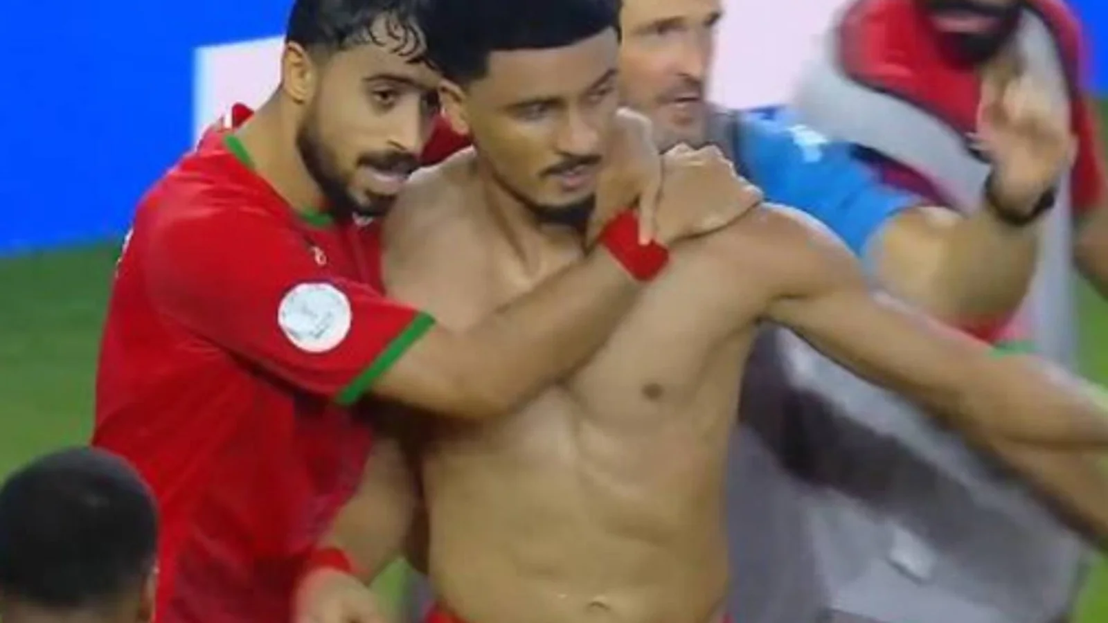 Histórico error de Musab Al-Shaqsi (Omán) al quitarse la camiseta que provocó un inesperado desenlace en un hotel · Fuente: Marca portada