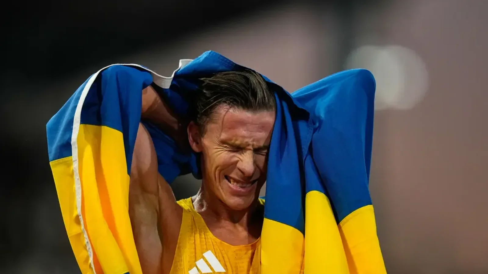 Venía de ganar el 10.000m del Europeo de Birmingham con un dominio abrumador y renunció a optar a ganar 150.000$ en el Ultimate de Budapest para cumplir su sueño de · Fuente: Mundo Deportivo