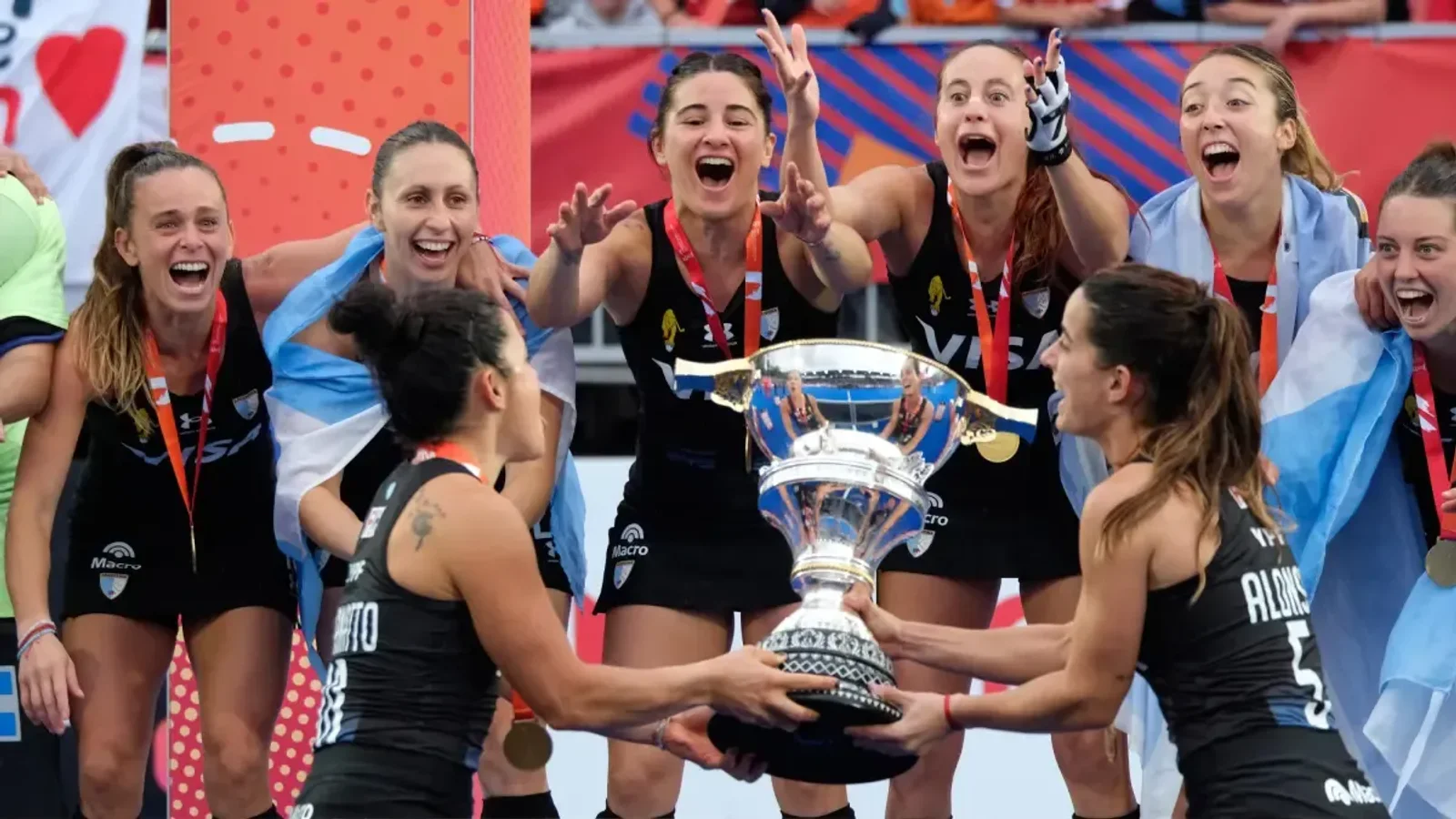 La selección argentina femenina de hockey hierba, 'Las Leonas', se consagró este sábado campeona del mundo por tercera vez en su historia al vencer a la de País... · Fuente: Mundo Deportivo