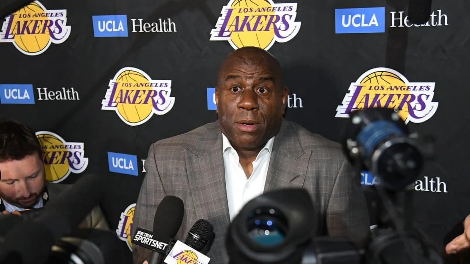 Magic Johnson no ocupa ningún rol en los Lakers ahora mismo pero es muy cercano a Mark Walter, quien compró la franquicia angelina el año pasado y con quien comparte · Fuente: Mundo Deportivo