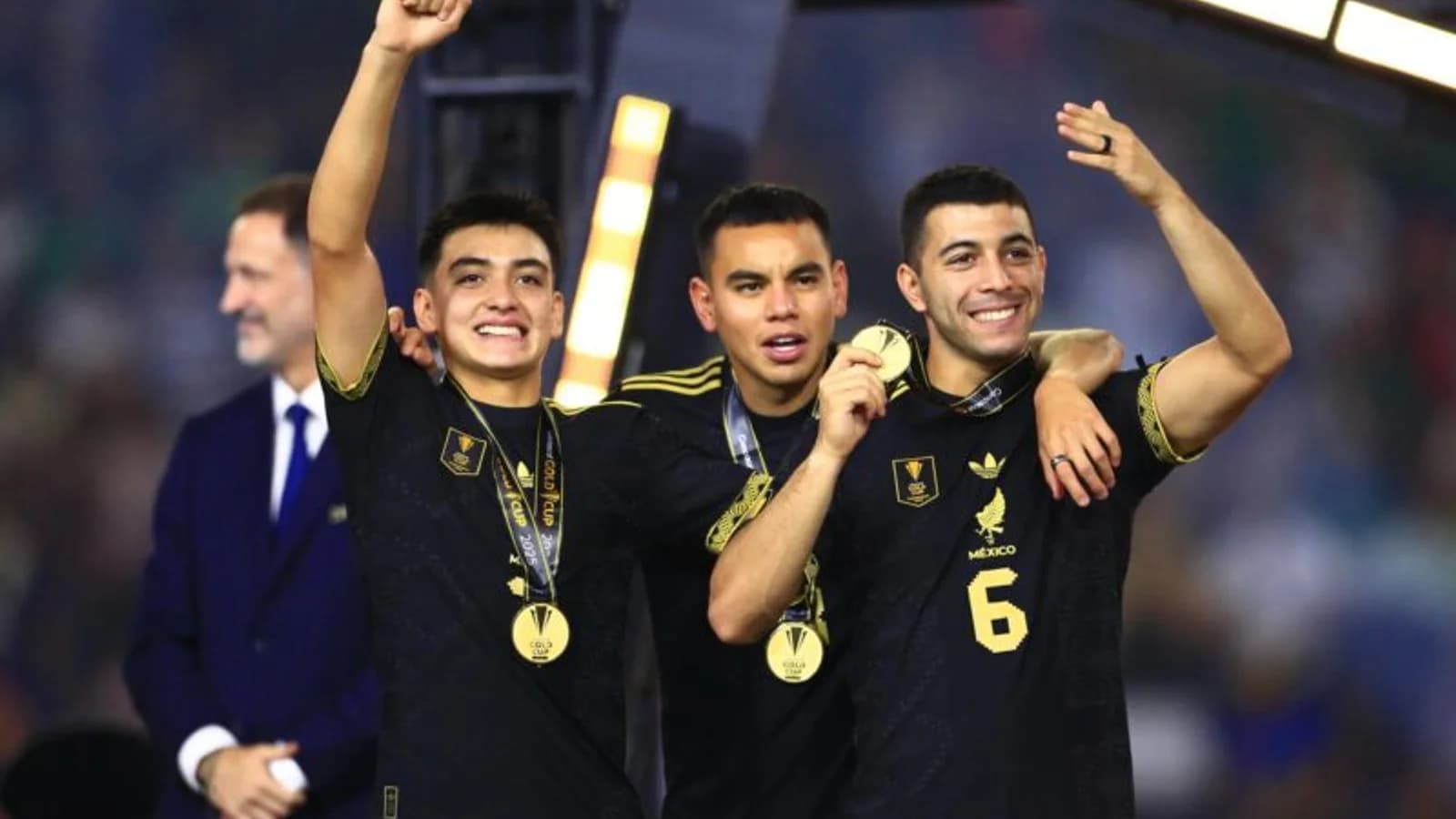 (De izquierda a derecha) Gilberto Mora, Carlos Rodríguez y Erik Lira, de México, en el podio de premios después de su victoria 2-1 contra Estados Unidos tras la final de la Copa Oro de la Concacaf en