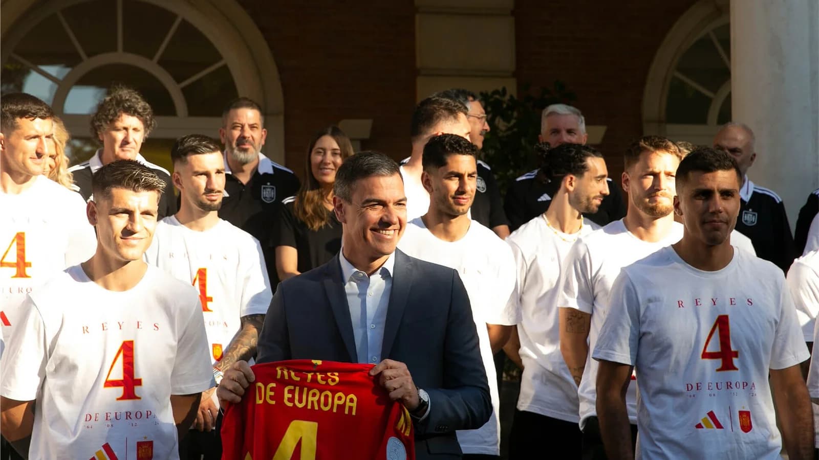 Los jugadores de la selección española de fútbol celebran como campeones de Europa