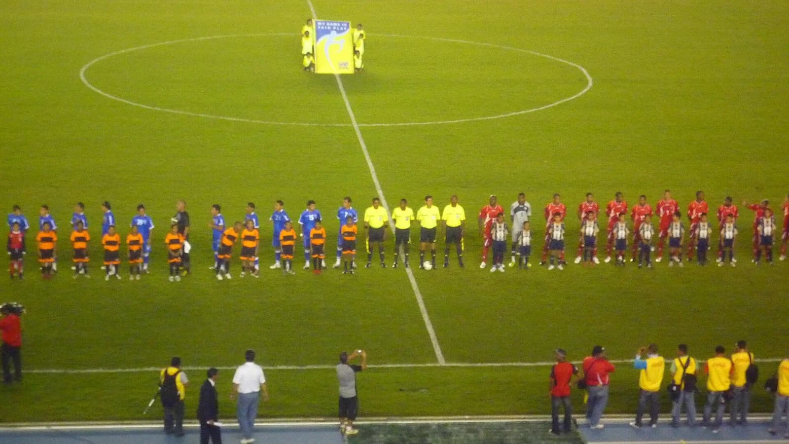 Seleccion de futbol de El Salvador antes de un partido. Foto: Wikimedia Commons
