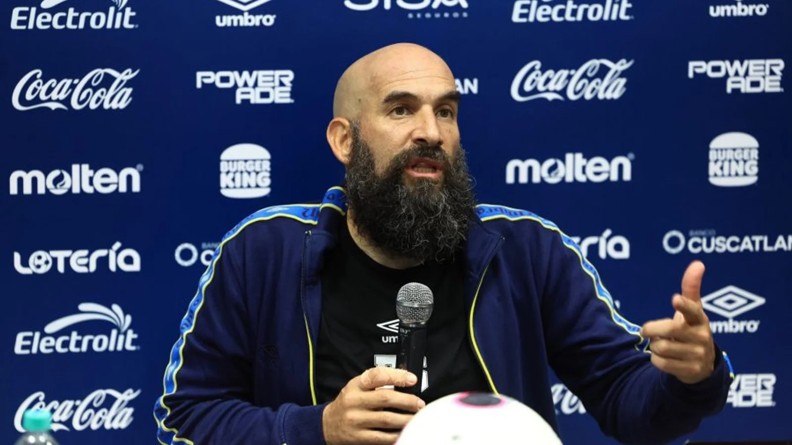 Eric Acuña, tras derrota de la Selecta Femenina ante Paraguay: “Volteo a ver a la banca y me dan ganas de llorar” · Fuente: Diario El Mundo
